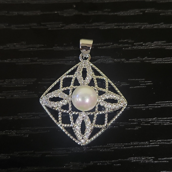 Pretty Bird Jewelry Jewelry - 💖White Gold Faux Pearl Pendant